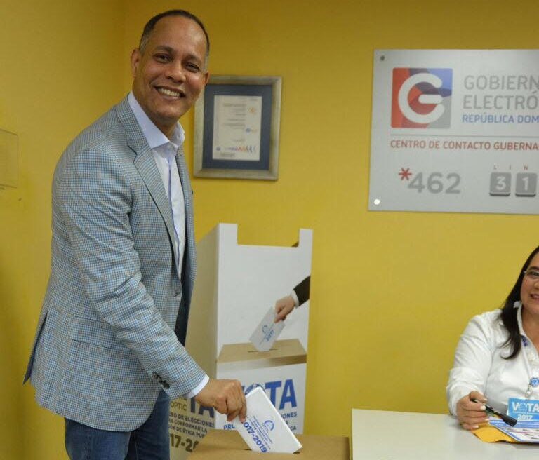 Director de OPTIC-ejerciendo su voto