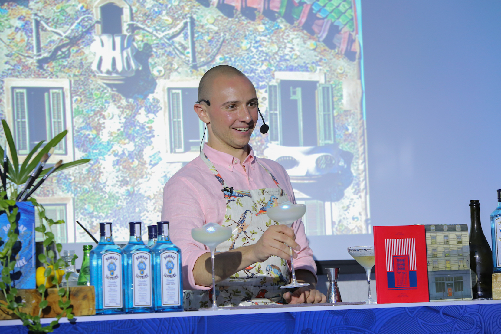 Remy Savage inspira con uno de sus cocteles