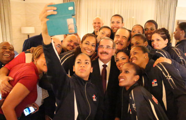 Ganadoras medalla de plata: Danilo felicita a la Selección Nacional de Voleibol Femenino