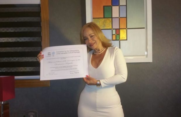 UNESCO entrega certificado a Miriam Cruz
