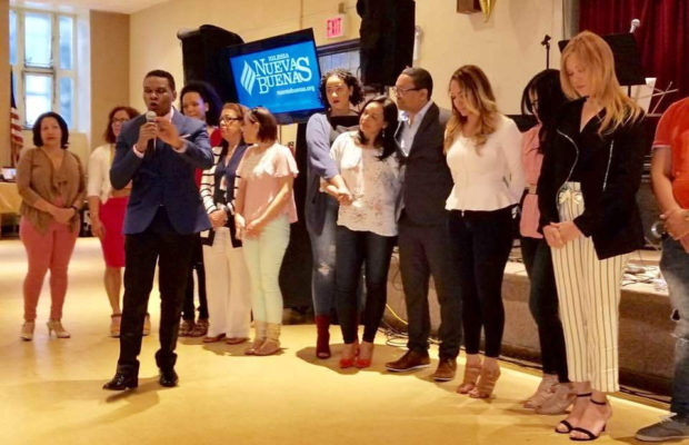 Con carisma y humor Raymond Pozo atrae alma para Dios en la Iglesia Nuevas Buenas de New York