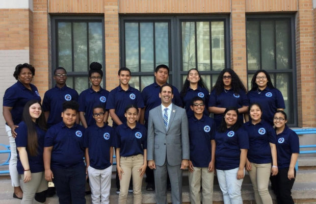 Concejal Fernando Cabrera continúa llevando más recursos a las escuelas del Bronx