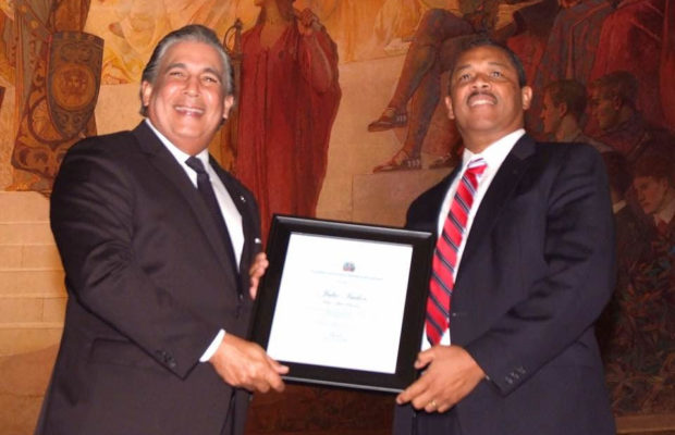 Cónsul Castillo reconoce labor comunitaria del dominicano Julio Gaspar Isidor en el 20 aniversario de la “Medalla Estudiante Meritorio”