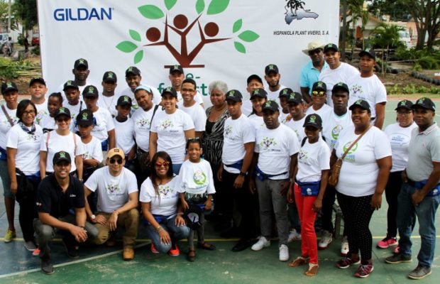 GILDAN siembra más de 1,200 plantas en el  Parque V Centenario de San Antonio de Guerra