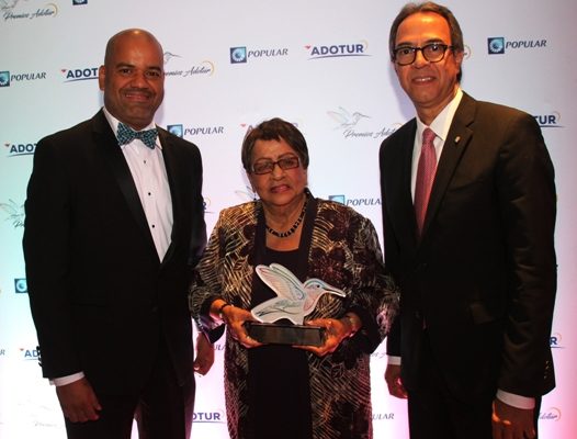 El “GRAN ADOTUR” a la fundadora de la  Asociación Dominicana de Operadores de Turismo de la República Dominicana la Sra. Norma de Nivar