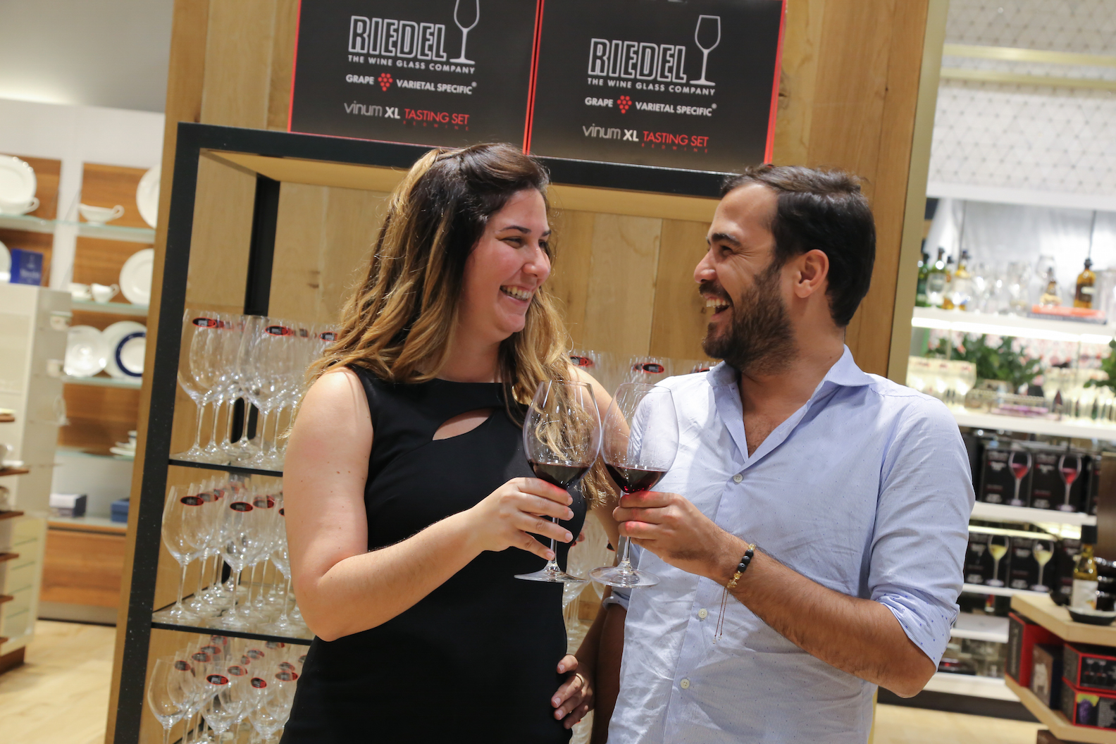 Paola y Paul Alfonso brindan con las copas Riedel