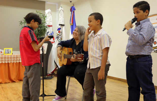 De no hablar a cantar: Emotivos testimonios de niños y niñas egresados de Mi Apellido es CAID