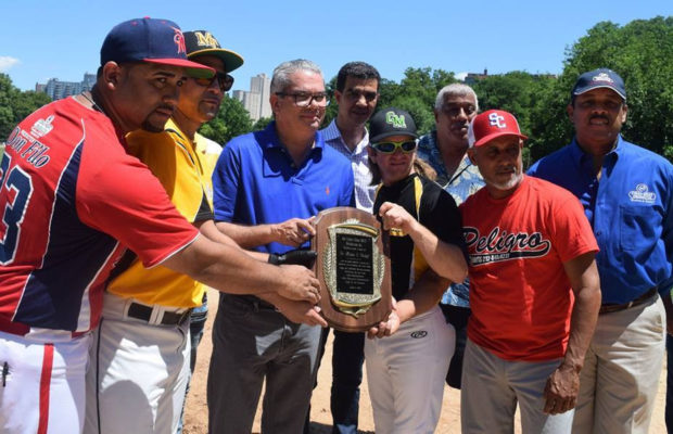 Dedican Copa Cibao Meat de Softball a Senador Heinz Vieluf en New York