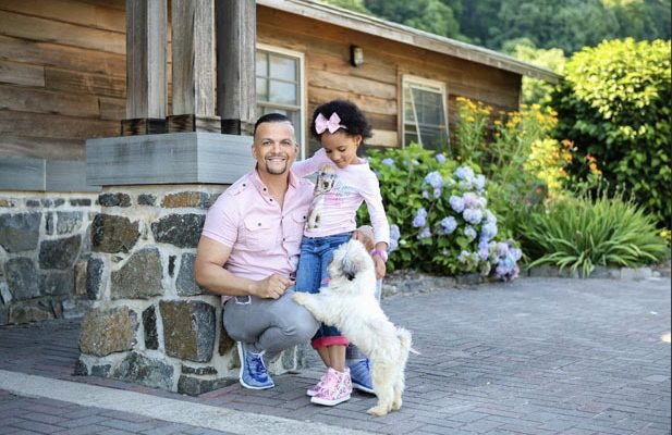 Actor Kevin Martínez en el día de los padres: “Es inevitable el temor a no estar haciéndolo bien”