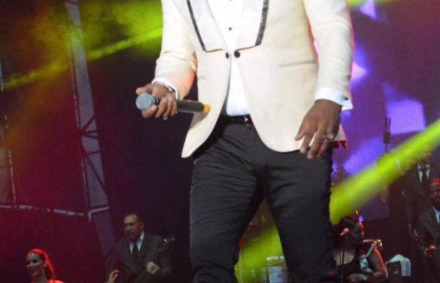 Critican a Yiyo Sarante por su aparente Libras de Más en ´´Viva la Música´´ de Telemicro