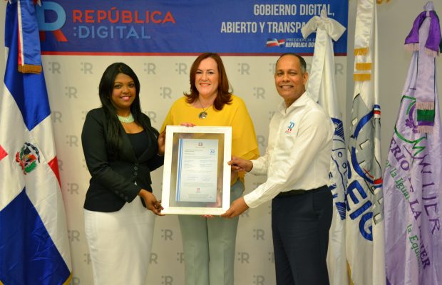 OPTIC y DIGEIG entregan certificaciones al Ministerio de la Mujer