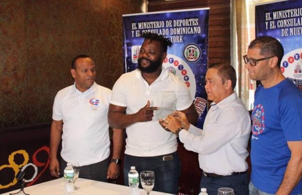 Pelotero Fernando Rodney reconocido por los Juegos Patrios en New York