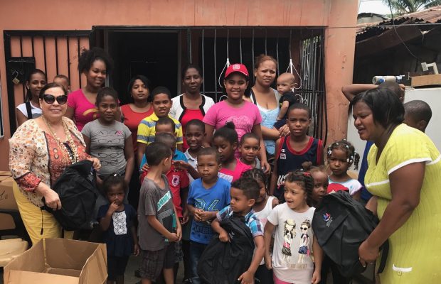 Programa de TV, Socializando Con Mirna, Realiza Charlas Educativas en Entrega de Mochilas