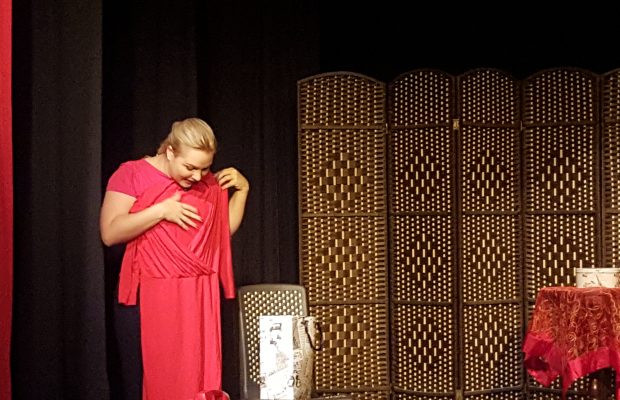 Katiuska  con  noble lección de  teatro unipersonal en Guloya