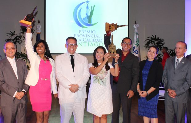 38 instituciones fueron galardonadas con presea de oro, plata y bronce en Premios a la Calidad de Santiago
