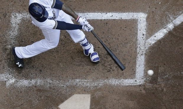 Domingo Santana y Jonathan Villar vuelan la cerca en victoria de Milwaukee