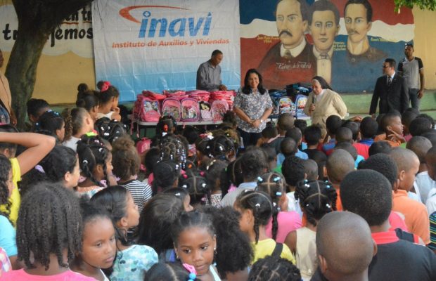 INAVI entrega  útiles escolares en Los Alcarrizos y La Romana