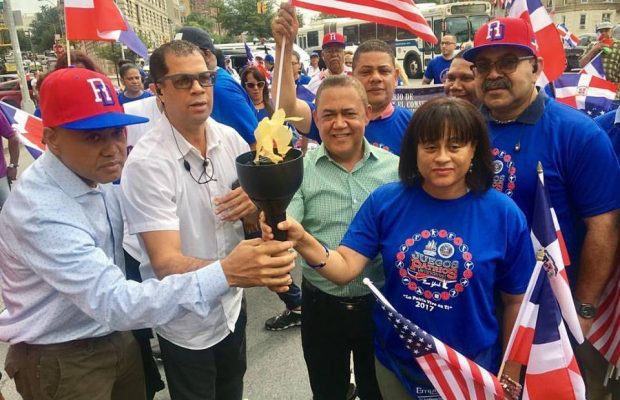 Atleta Damary Hodge encabeza recorrido de la Antorcha de los Juegos Patrios 2017 en el Bronx en honor a la oficial asesinada del NYPD la dominicana Miosotis Familia