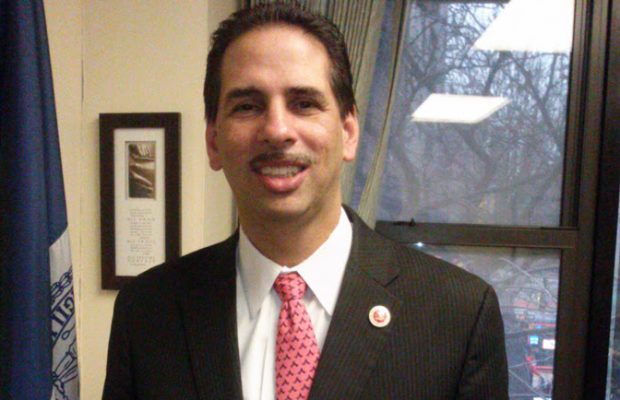 Concejal Cabrera apoya remoción de bustos de confederados en el Bronx Community College, NY.