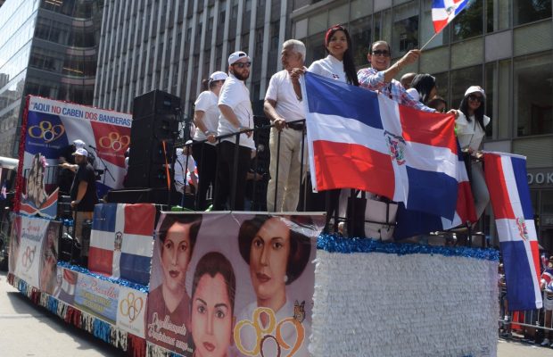 En la carroza de 809 Restaurant “La Más Divertida” del desfile donde brillo la música, cultura, historia, alegría y orgullo patrio de los dominicanos