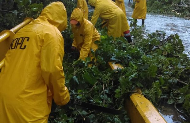 Brigadas MOPC viabilizan las vías, trabajan desde la madrugada de este jueves