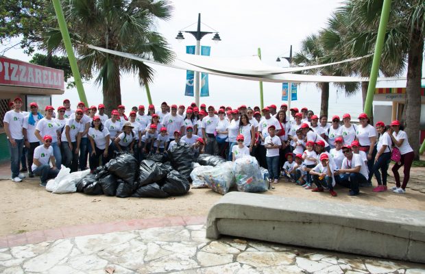 Bancamérica Limpia Playas en Santo Domingo y Barahona