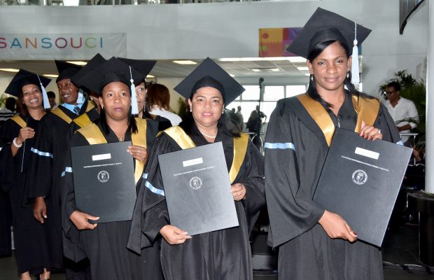 PUCMM gradúa cientos de magísteres y especialistas en educación becados por Inafocam