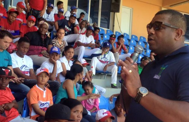 Félix Feliz, imparte charla, a través de la Fundación JAHDIEL