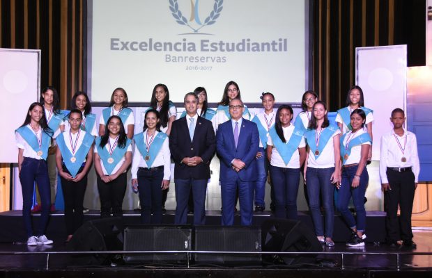 Banreservas premia a 517 estudiantes hijos de empleados