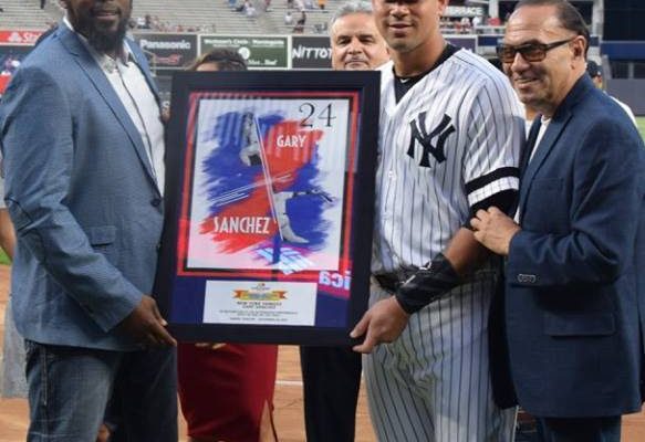 Vladimir Guerrero entrega premio a Gary Sánchez como jugador del año de Latino Baseball