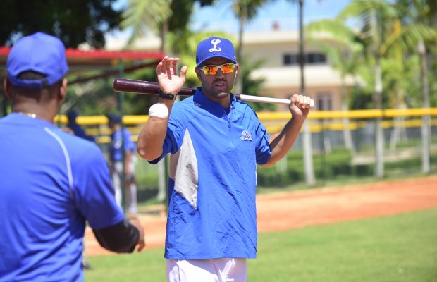 Manager Urueta contento con grupo que asistió primera práctica del Licey