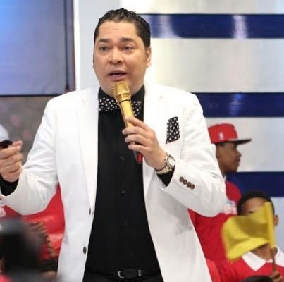 SANTO DOMINGO.- El presidente de la República, licenciado Danilo Medina, considera que la elección del licenciado Luis Mejía Oviedo como miembro del Comité Olímpico Internacional “constituye un apreciado reconocimiento a la dirigencia olímpica del país”. En una carta en la que felicita la escogencia y admisión en el máximo organismo deportivo mundial de Mejía Oviedo, el Presidente Medina, expresa su satisfacción por tan alto honor. En la comunicación de fecha 16 de septiembre y recibida la mañana de este viernes, el Mandatario destaca que la dirigencia deportiva del país “se esfuerza por elevar, cada vez más, la calidad de nuestros atletas”. Mejía Oviedo es también presidente del Comité Olímpico Dominicano. A continuación el texto de la comunicación enviada por el Presidente Medina a Mejía Oviedo: “Distinguido señor Mejía Oviedo: “Reciba un atento saludo, acompañado de una cálida felicitación, por su elección como miembro del Comité Olímpico Internacional (COI), durante la sesión 131 de ese organismo, celebrada en el Salón de Convenciones de Lima, Perú. “Con su incorporación al COI, usted se convierte en el segundo dominicano en ser seleccionado para formar parte de la más alta dirigencia deportiva olímpica mundial, compartiendo ese honor con el siempre recordado ingeniero Roque Napoleón Muñoz (1983-2008). “Compartimos la legítima alegría que genera su elección al COI, en todos los ámbitos deportivos de República Dominicana, por constituir un apreciado reconocimiento a la dirigencia olímpica del país, que se esfuerza por elevar, cada vez más, la calidad de nuestros atletas. ¡Congratulaciones y éxitos!”