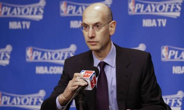 NBA dispone que los jugadores deben permanecer de pie durante himno