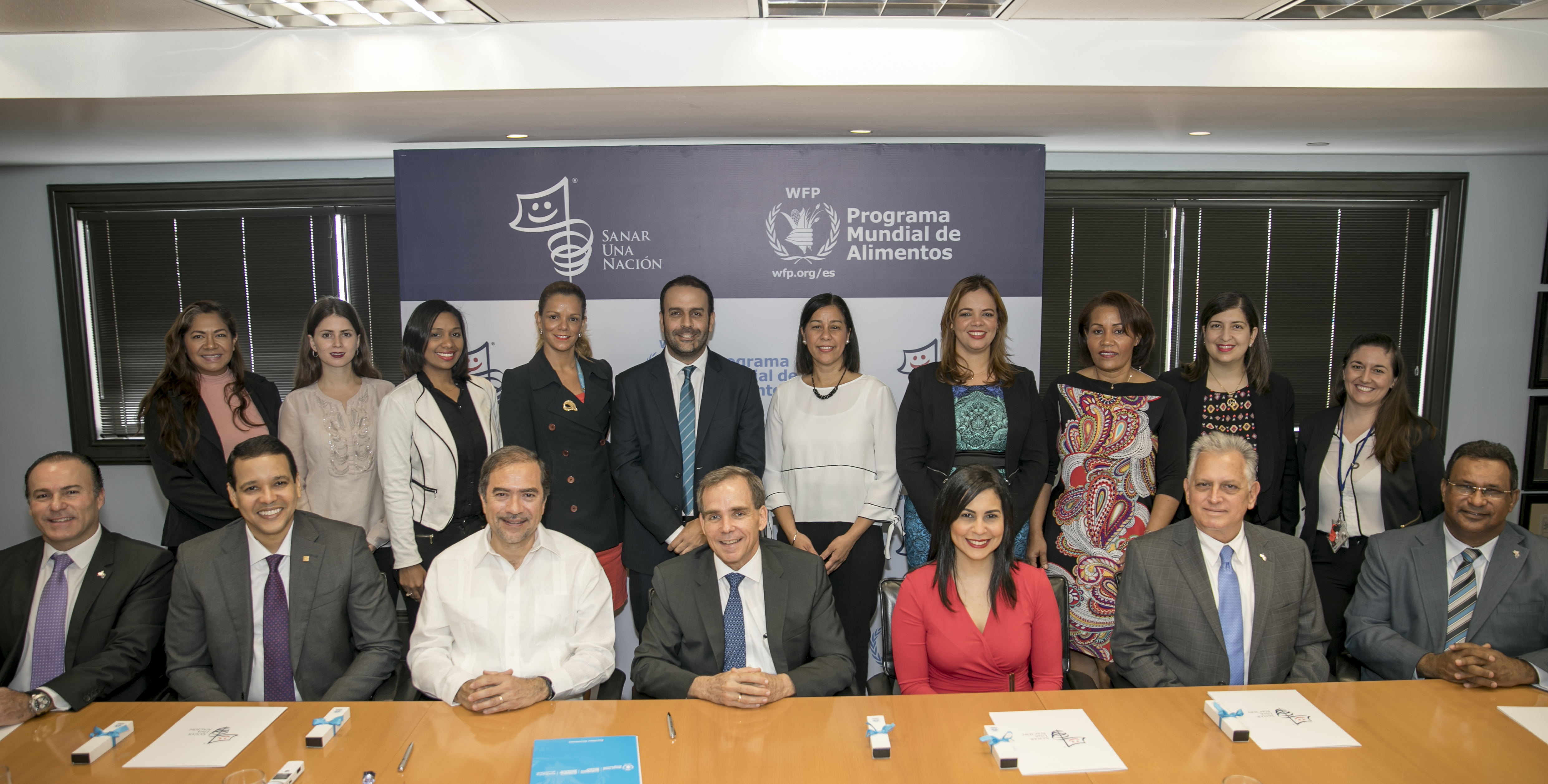 De izquierda a derecha, primera fila: Felipe Pagés, Elías Dinzey, William Vigil, Celso Manuel Pérez, Christy Luciano, Tim Tuccelli, Wenceslao Soto. Segunda fila: Eunice Villanueva, Lucila González, Eliana Silverio, Lilliam Guzmán, Fernando Salazar, Berenice Méndez, Julissa Ureña, Altagracia Fulcar, Raquel Cueto y Raquel Peña.