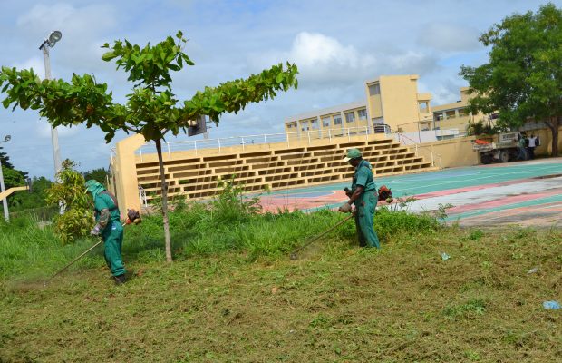 Embellecimiento desarrolla operativos de limpieza en escuelas, parques clubes y monumentos