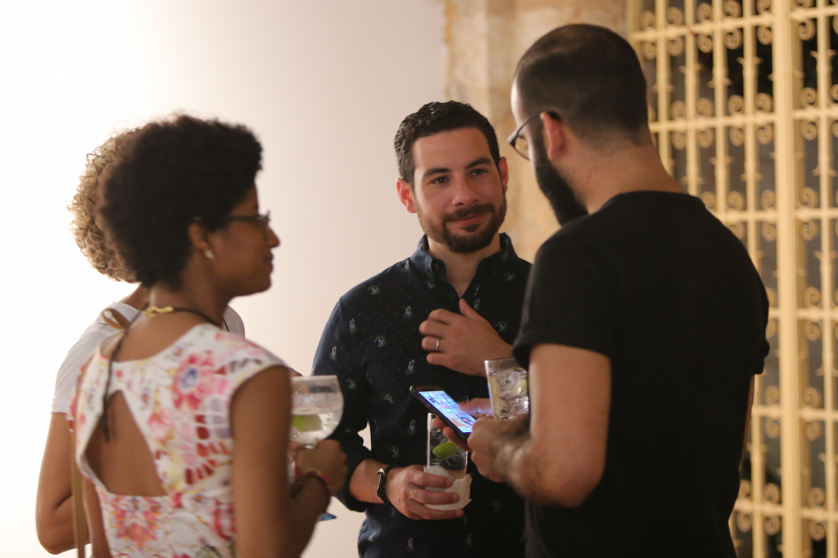 Los invitados disfrutan cocteles de Bombay Sapphire