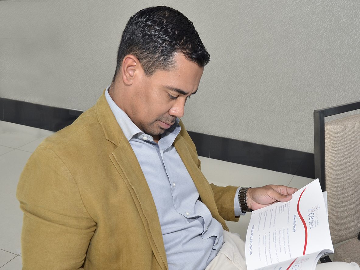 Manuel Vega, revisando las opciones de patrocinios del evento internacional