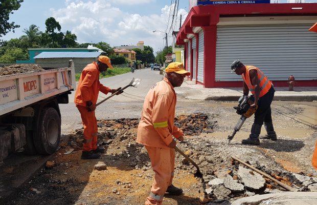 Obras Públicas interviene calles en Boca Chica