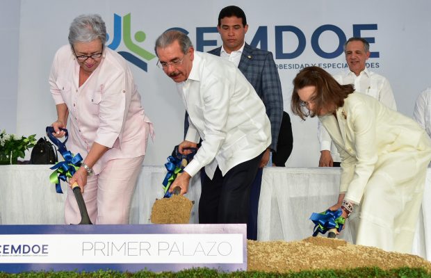 Más apoyo para diabéticos; Danilo da primer picazo construcción del centro médico CEMDOE