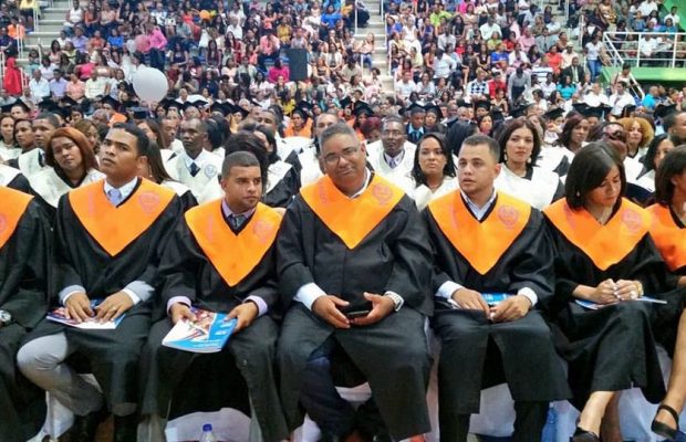 Gradúan docentes en Hato Mayor en maestrías en Gestión de Centros Educativos y Educación Física y Deporte