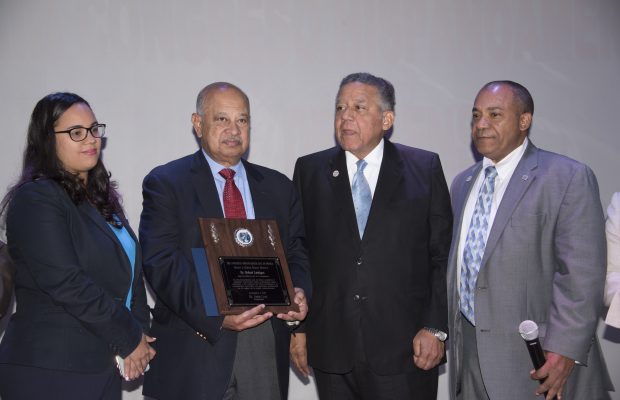 Congreso de periodistas reconoce al Dr. Rafael Lantigua