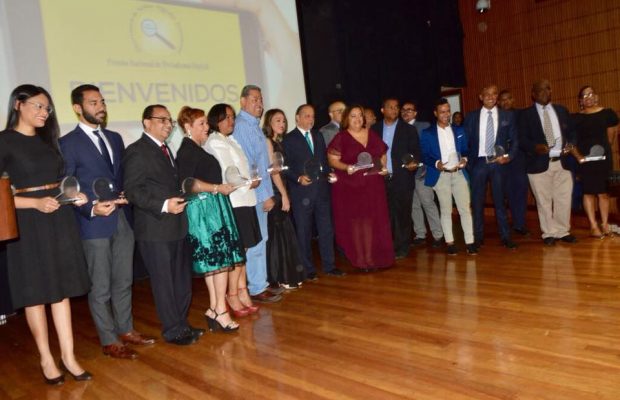 Entregan a Huchi Lora el Gran Premio Nacional de Peridismo Digital