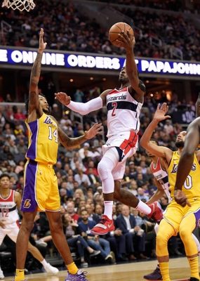 James Harden guía Rockets sobre Cavs