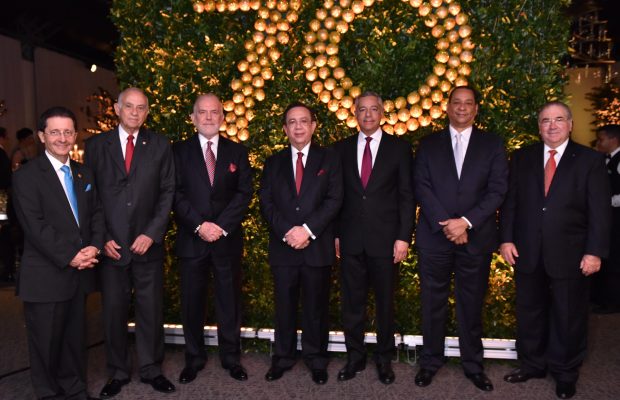 Glamorosa cena para celebrar a la Junta Monetaria