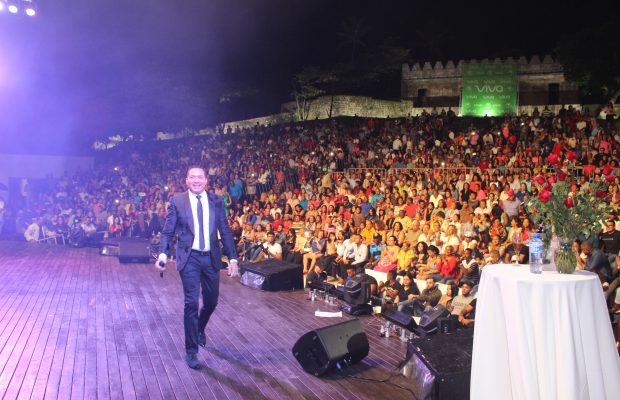 Frank Reyes despide tour 2017 en anfiteatro Juan Lockward