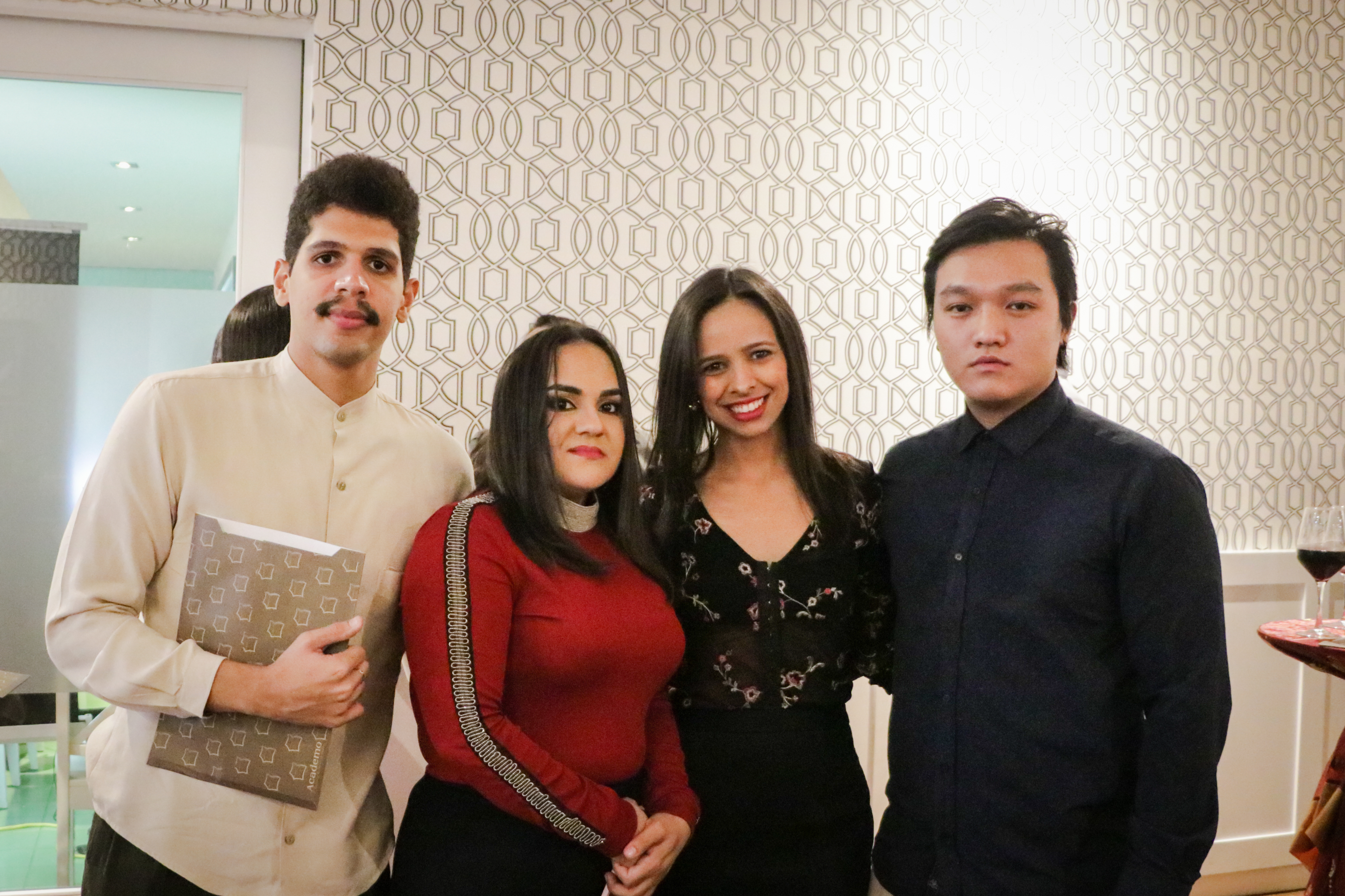 Niris Caba junto a miembros del equipo de trabajo