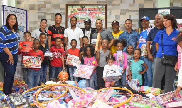 Fundación y Liga Pimentel entregan juguetes a niños