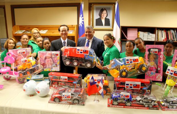 Prosoli entrega juguetes donados por embajada de Taiwán