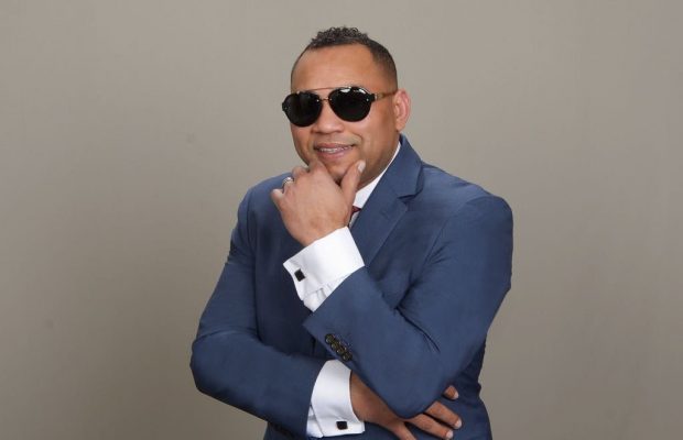 Santy Santiago debuta  con “El caballo blanco”