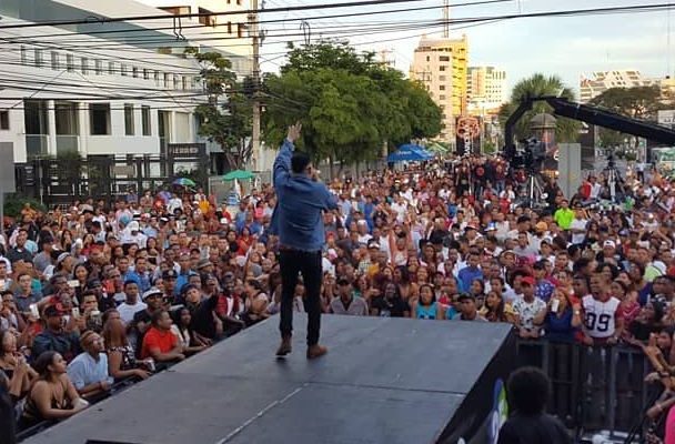 Miles despiden la Navidad urbana